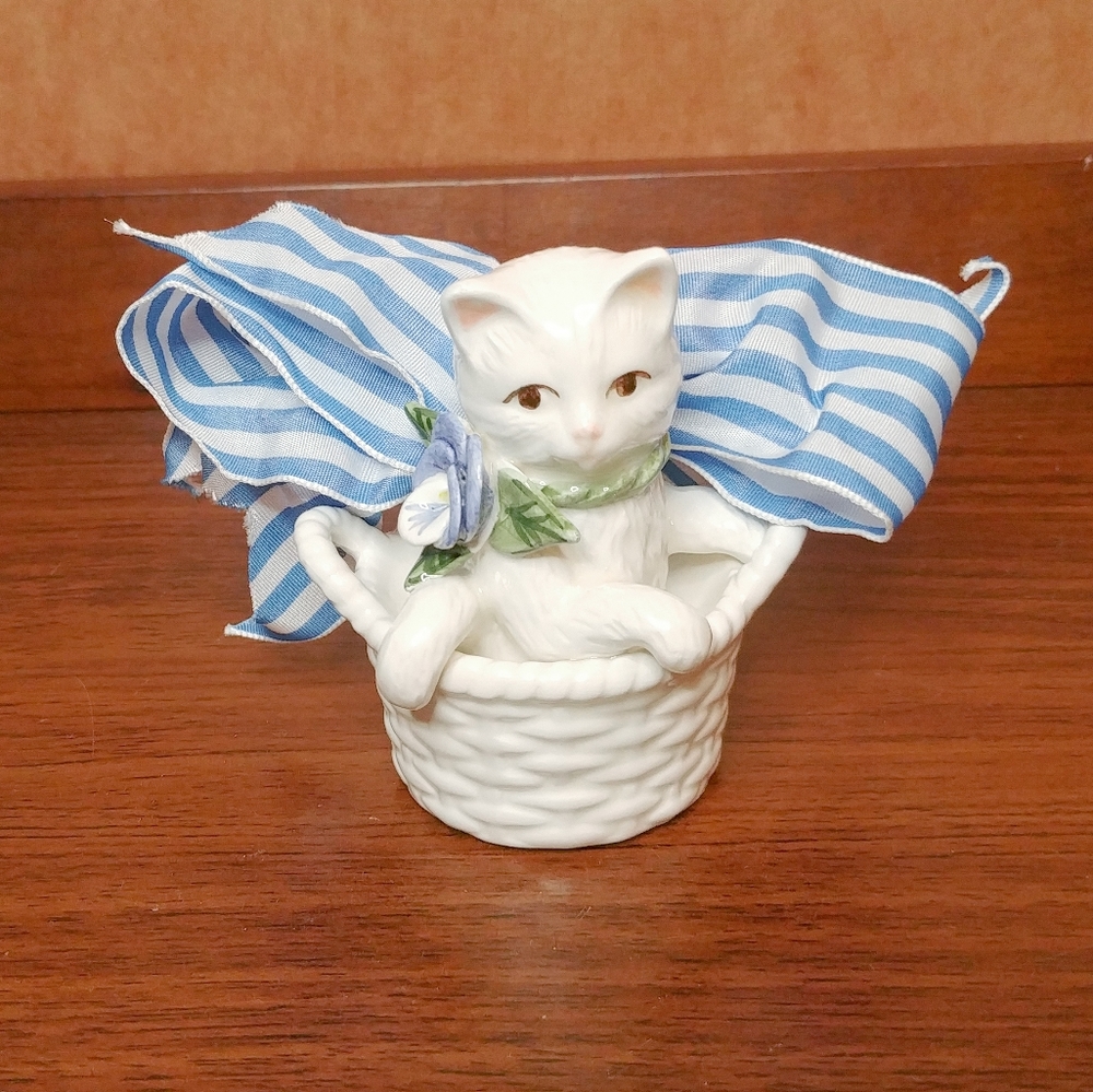 Vintage Mudpie Kitty in Basket Figurine Purrfect